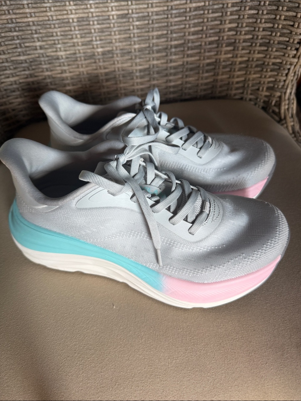 Vilanva Women's cushioned walking and running shoes